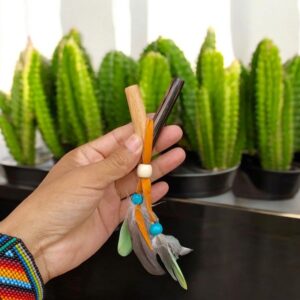 Kuripe en Chonta y Palo Santo, Decorados con plumas